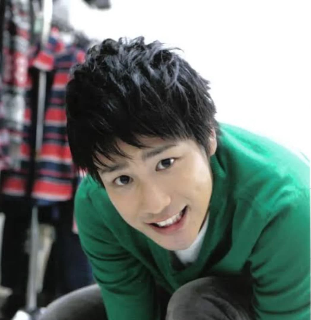 桐山照史の学歴を徹底解説！大阪産業大学中退、興国高校保育科卒の異色経歴と12年間の下積みから掴んだデビューまでの軌跡