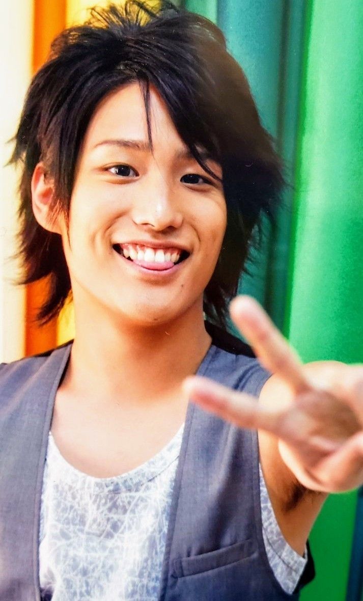 桐山照史の学歴を徹底解説！大阪産業大学中退、興国高校保育科卒の異色経歴と12年間の下積みから掴んだデビューまでの軌跡